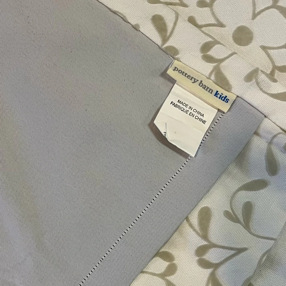 Pottery Barn Kids White With Gray Velvet Floral Pattern Sweet Flower Size 44x63”
